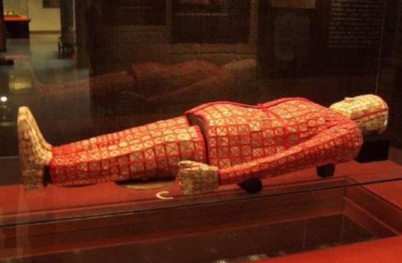 Bộ trang phục mai táng bị mộ tặc bỏ lại không thèm lấy, chuyên gia giám định phải ngỡ ngàng, trị giá thực sự hơn 8 nghìn tỷ đồng