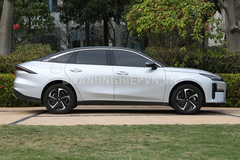 Xe sedan hạng C công suất 324 mã lực, ‘uống xăng như ngửi’, giá ngang Hyundai Grand i10