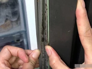 Gioăng tủ lạnh mốc đen khó chịu? Mẹo đánh bay nấm mốc và bụi bẩn chỉ trong 3 phút, không cần nước