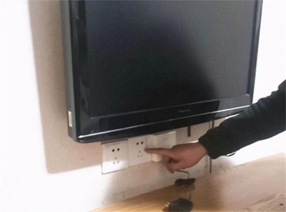 T&#x1EA1;i sao ph&#x1EA3;i r&#xFA;t ph&#xED;ch c&#x1EAF;m TV khi &#x111;i du l&#x1ECB;ch v&#xE0; &#x1EDF; kh&#xE1;ch s&#x1EA1;n? N&#x1EBF;u ch&#x1B0;a bi&#x1EBF;t b&#x1EA1;n c&#xF3; th&#x1EC3; xem