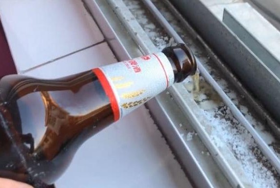 Đổ bia lên khe bậu cửa sổ, 10 người thì có 9 người không biết công dụng 'thần kì' của nó. Học mẹo hay để sử dụng nó cả đời