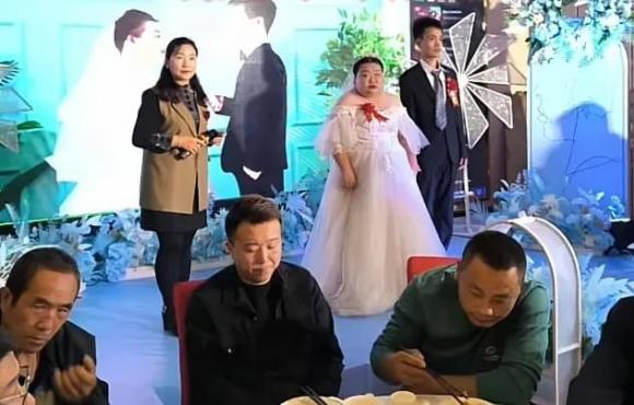 Chú rể 23 tuổi nặng 65 kg cưới cô dâu 43 tuổi nặng 115 kg, nhưng điều gây tranh cãi không phải ngoại hình hay tuổi tác mà vì điều này