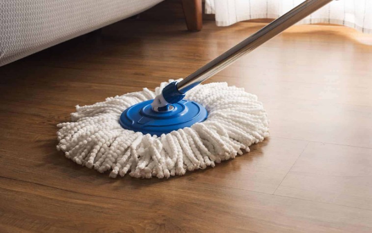 Lau sàn nhà 'nhàn tênh' mà vẫn sạch bóng: Mẹo hay giúp bạn tiết kiệm tối đa công sức, sàn nhà sạch đến không ngờ