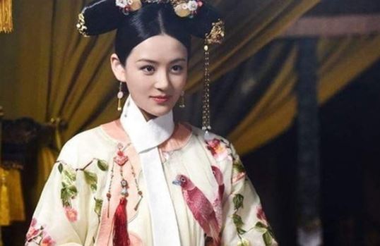 Phi t&#x1EA7;n c&#xF3; s&#x1ED1; ph&#x1EAD;n bi th&#x1EA3;m nh&#x1EA5;t d&#x1B0;&#x1EDB;i th&#x1EDD;i C&#xE0;n Long, 2 l&#x1EA7;n b&#x1ECB; gi&#xE1;ng ch&#x1EE9;c, khi m&#x1EA5;t c&#xF2;n &#x111;au &#x111;&#x1EDB;n h&#x1A1;n