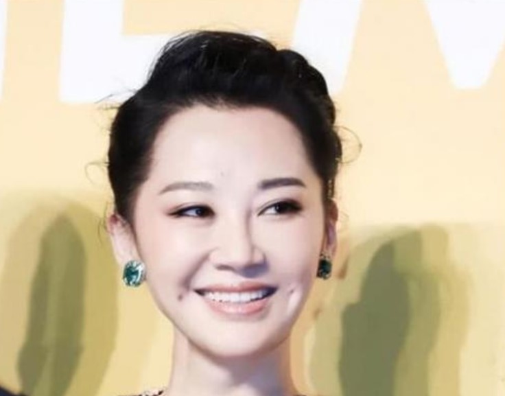 Trong suốt cuộc đời, cô luôn 'lãng mạn, được lòng cả già lẫn trẻ' và tán tỉnh vô số đàn ông, ở tuổi 56 vẫn sống độc thân