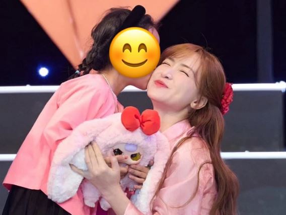 Hòa Minzy phản pháo tin con gái nuôi là con chung với cầu thủ Văn Toàn