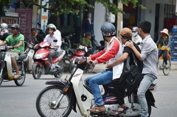 Mức phạt cao nhất đối với xe máy chở 3 người theo quy định mới là bao nhiêu?