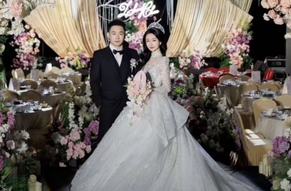 Cặp đôi 25 tuổi nhưng có clip đám cưới từ 20 năm trước, netizen: Đây là lần đầu tiên tôi gặp trường hợp này