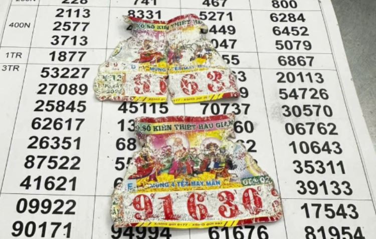 Người đàn ông mua 10 tờ vé số chia cho họ hàng: 8 tờ đều trúng độc đắc, chủ số vé không được nhận tiền vì 1 lý do?