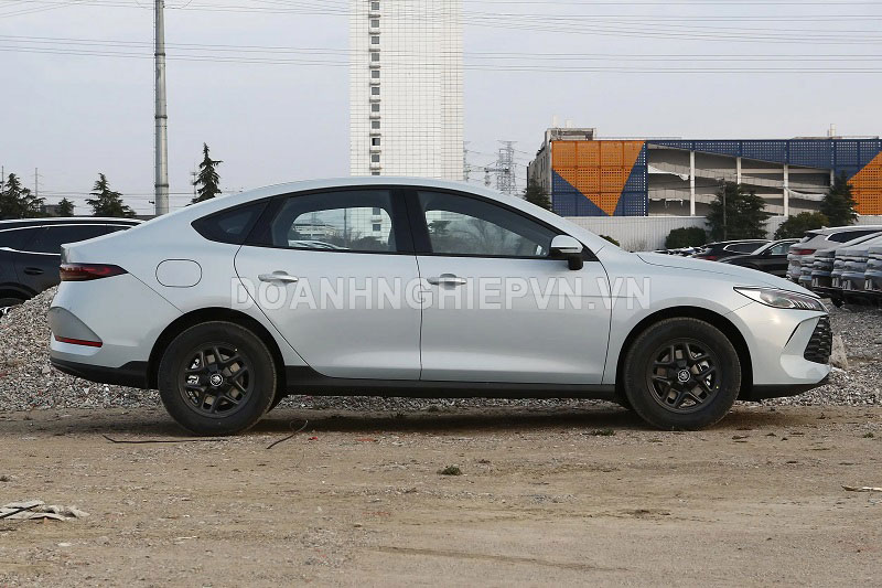 Xe sedan công suất 261 mã lực, nội thất tiện nghi, giá gần 300 triệu đồng