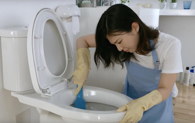 Cách khử mùi hôi bồn cầu cực kỳ hiệu quả mà không tốn kém, chỉ cần nước vo gạo và kem đánh răng