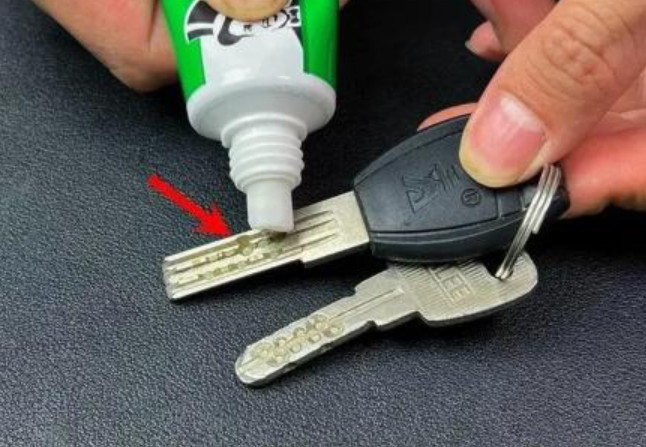 Việc bôi kem đánh răng lên chìa khóa thực sự rất hữu ích, hàng xóm đã học được điều đó