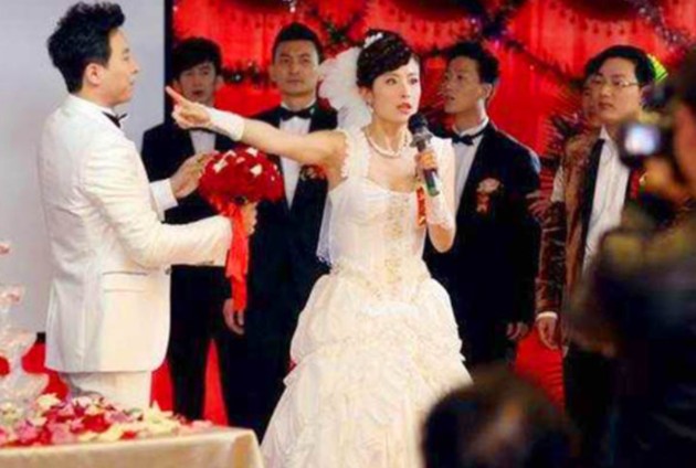 Đưa dâu 300km đến nơi thì thấy nhà trai đãi tiệc 6 quả trứng luộc và một bát cổ gà rang gừng