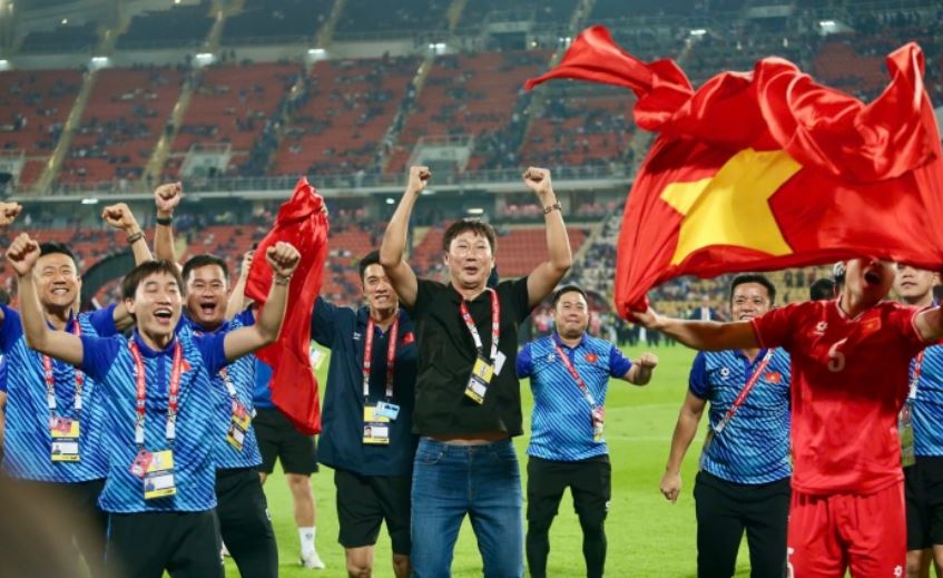 ĐT Việt Nam nhận 'món quà lớn' từ FIFA, HLV Kim Sang-sik vượt kỷ lục của HLV Park Hang-seo?