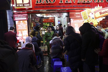 Người dân đội mưa xếp hàng dài mua vàng cầu may trong Ngày Thần Tài