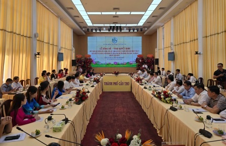 Cần Thơ: Trao giấy chứng nhận đăng ký đầu tư dự án Khu công nghiệp Vĩnh Thạnh giai đoạn 2