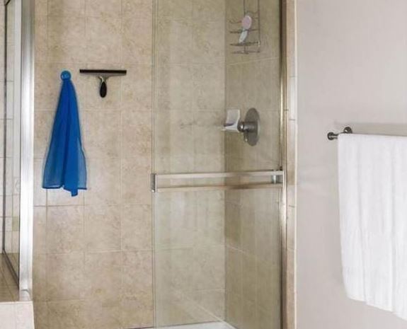 Mẹo dễ dàng loại bỏ vết bẩn cặn trên kính phòng tắm, dùng cái này để bôi, và nó sẽ sáng như mới ngay lập tức