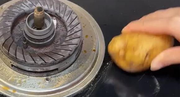 Đặt một củ khoai tây lên bếp ga, tác dụng thần kỳ, bạn có thể tiết kiệm hàng trăm đô la mỗi năm