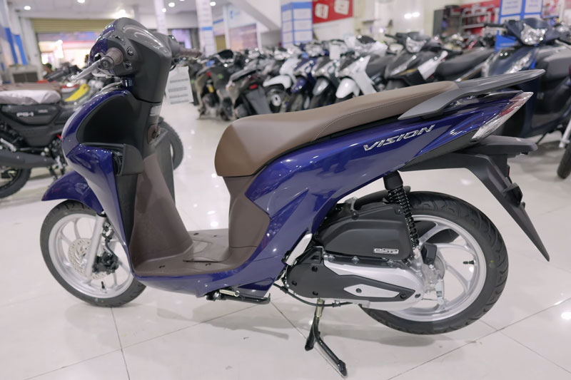 Cận cảnh Honda Vision 2025 màu xanh đen, giá 33,59 triệu đồng tại Việt Nam