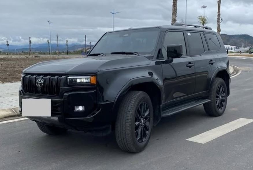 Mới chạy 2.000 km, Toyota Land Cruiser Prado 2024 bán lại với giá cao hơn xe mới