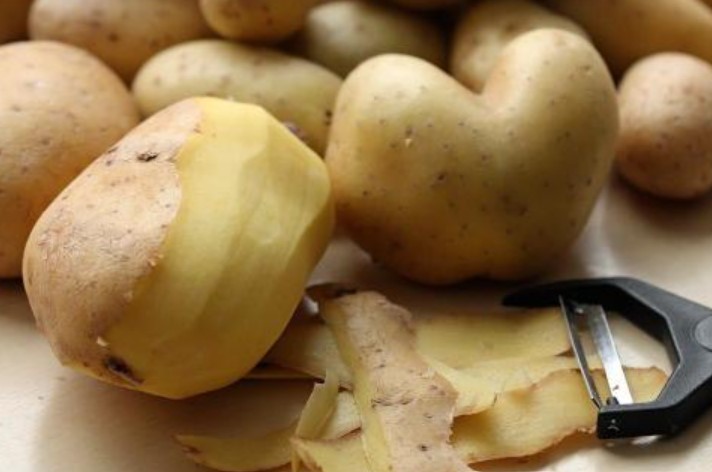 Gọt vỏ khoai tây không hề dễ dàng, có thể vô tình làm tay bị thương, hãy để tôi dạy bạn một thủ thuật và bạn sẽ không phải gọt vỏ nữa