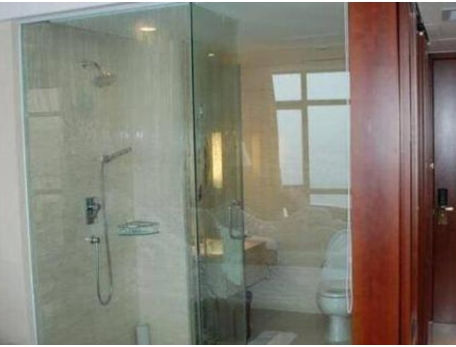 Tại sao kính trong phòng tắm khách sạn hầu hết đều trong suốt? Một số cựu nhân viên đã đưa ra câu trả lời