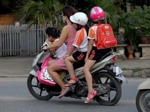 Người điều khiển xe máy chở theo trẻ em phải nhớ kĩ điều này, kẻo bị CSGT phạt lên tới 14 triệu đồng