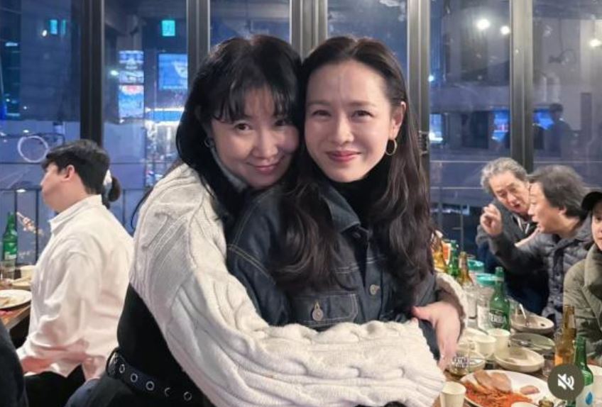 Trong những bức hình chưa chỉnh sửa, nhan sắc của Kim Tae Hee và Son Ye Jin ở tuổi U50 như thế nào?