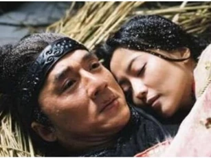 Tại sao trong phim ảnh, sau khi bị thương hay cảm lạnh, cả hai bên đều phải cởi bỏ y phục để giữ ấm cho nhau?
