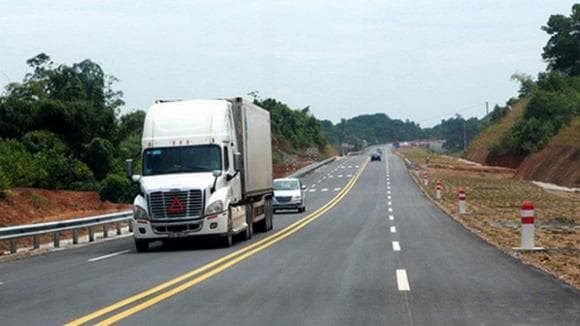 Khi gặp vạch kẻ đường nào các tài xế điều kiển xe được phép đè vạch?