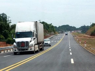 Khi gặp vạch kẻ đường nào các tài xế điều kiển xe được phép đè vạch?
