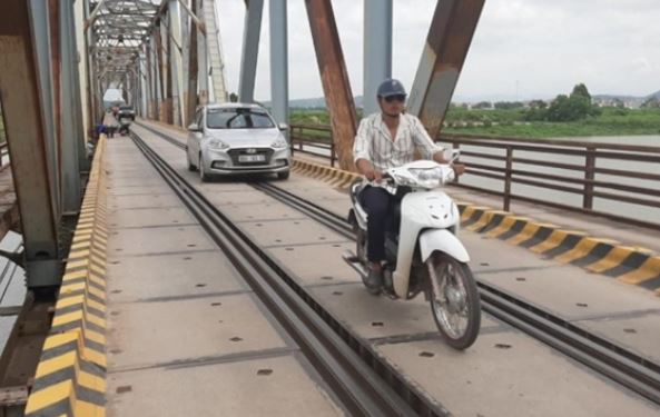 Cây cầu duy nhất ở Việt Nam đường sắt và đường bộ dùng chung, tài xế mỗi lần đi qua lại ‘rùng mình’