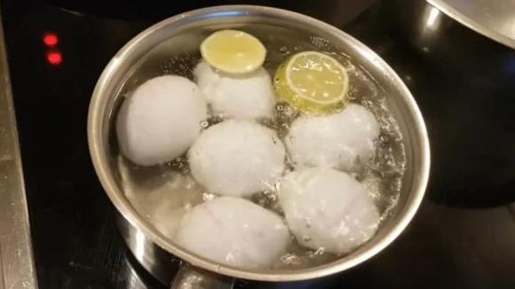 Lý do các đầu bếp luôn cho chanh vào nồi luộc trứng là gì? Biết câu trả lời ai cũng tiếc vì không biết sớm hơn