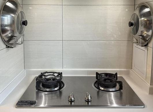 Dù máy hút mùi có bẩn hay dính dầu đến đâu, chỉ cần sử dụng máy sấy tóc là máy sẽ sạch như mới sau vài phút mà không cần tháo rời