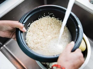 Tại sao không nên trực tiếp vo gạo trong ruột nồi cơm điện?