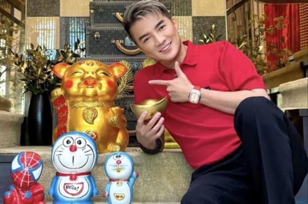 Đàm Vĩnh Hưng liên tục có động thái lạ giữa lúc tỷ phú Mỹ hành động phũ phàng