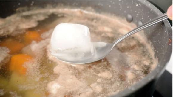 Bỏ 1 viên đá lạnh vào nước hầm xương, bạn sẽ nhận được 4 công dụng tuyệt vời này