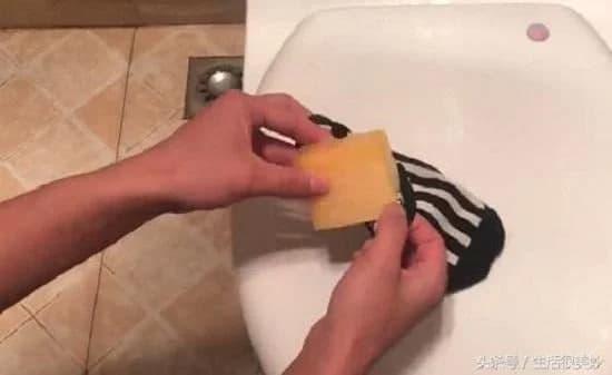 Vứt 1 chiếc tất cũ vào bồn cầu, lợi ích tuyệt vời, nhiều người biết sẽ học làm theo, tôi tiếc vì không biết sớm