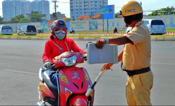 Lỗi đi xe máy không bật xi nhan từ nay có thể bị phạt tới 14 triệu đồng