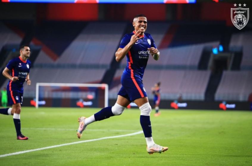 Đối thủ của ĐT Việt Nam nhập tịch tiền đạo 'xịn' hơn Xuân Sơn, HLV Kim Sang-sik đứng ngồi không yên