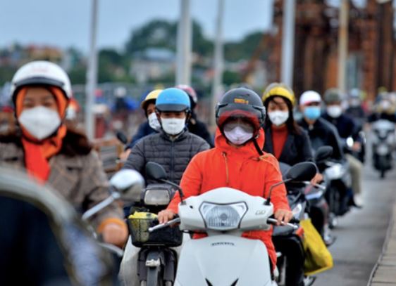 Thời điểm miền Bắc hết nồm ẩm, thời tiết Hà Nội lại thay đổi khác biệt, người dân chú ý khi ra đường