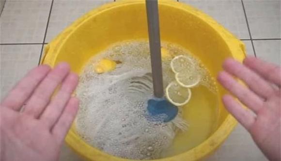 Bí kíp 'hô biến' cây lau nhà đen kịt, bẩn thỉu trở nên sạch sẽ, sáng bóng như mới: Chỉ cần ngâm nước theo cách này!