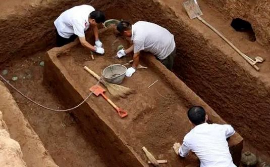 Lão nông đào đất phát hiện lớp đá cuội kỳ lạ, chuyên gia: "Chôn lại đi, 13 năm nữa kho báu xuất hiện"!