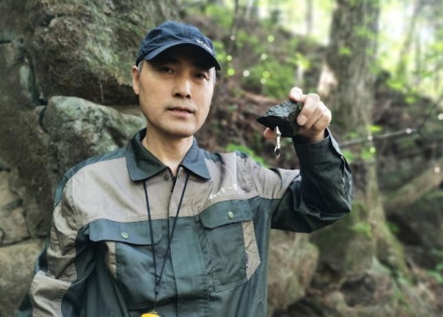 Lão nông khoe đào trúng "hắc thạch", chuyên gia lập tức yêu cầu phong tỏa toàn bộ ngôi làng: Kho báu hơn 347.000 tỷ đồng bị công nghệ cao đánh thức