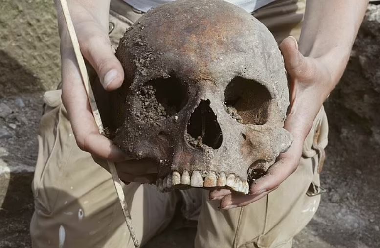 Phát hiện chấn động: Hài cốt 'ma cà rồng' bị chặt đầu để ngăn trỗi dậy từ cõi chết trong pháo đài cổ ở Croatia