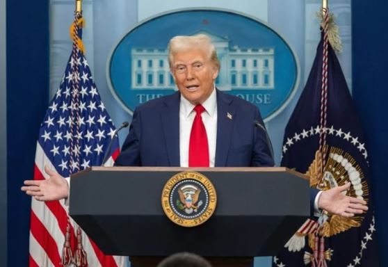 Ông Trump đưa ra quyết định khiến thế giới hỗn loạn, giá vàng và đồng USD hưởng lợi cực lớn