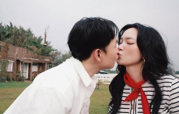 Binz và Châu Bùi công khai khóa môi ngọt ngào trong ngày lễ tình nhân