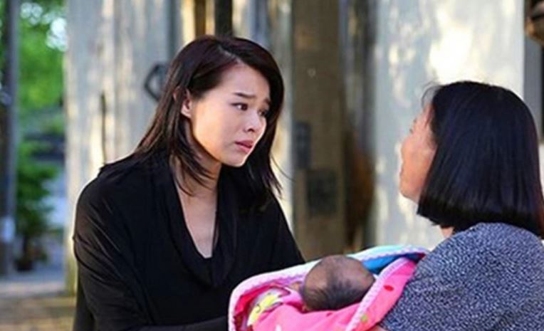 Mẹ chồng nghẹn ngào báo tin sốc trước khi về quê, tôi không thể tin được những gì mình nghe