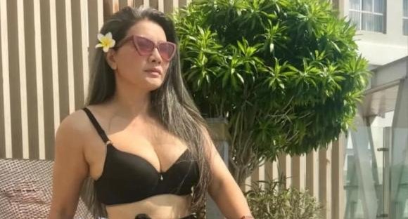 'Nữ hoàng cảnh nóng' Kiều Trinh gây bỏng mắt với vòng một ngồn ngộn khi diện bikini