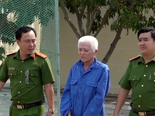 Bắt 'ông trùm' đứng sau 23 công ty mua bán trái phép hóa đơn